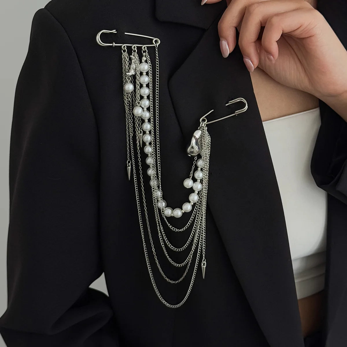 New Fashion Imitation Pearl Tassel Brooch for Women Punk Hip Hop Metal Long Chain Double Pins Brooches Suit Jewelry
